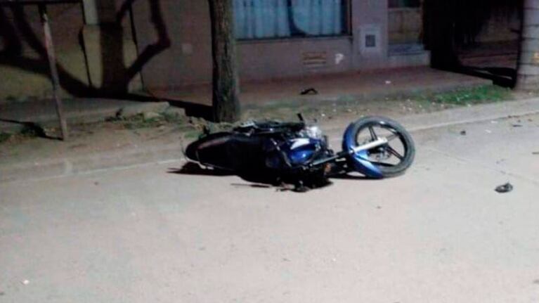 El motociclista chocó contra una palmera. Foto: El Periódico.