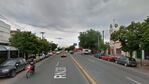 El motociclista chocó contra uno de los árboles de la avenida principal.