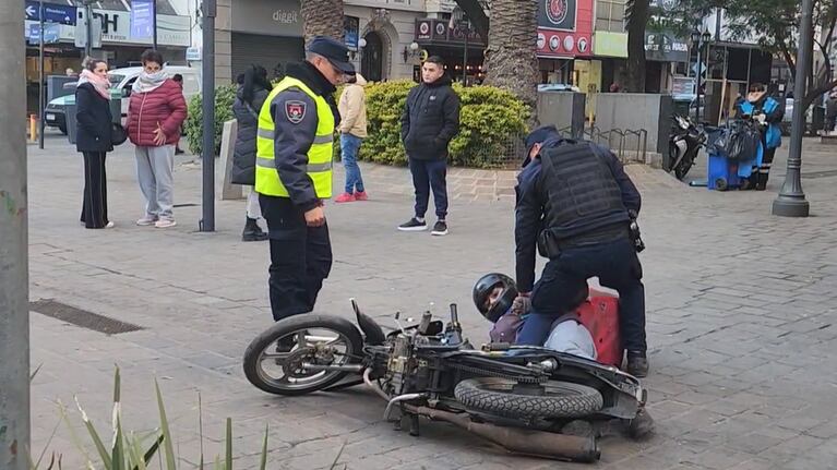 El motociclista circulaba a toda velocidad por la Peatonal.