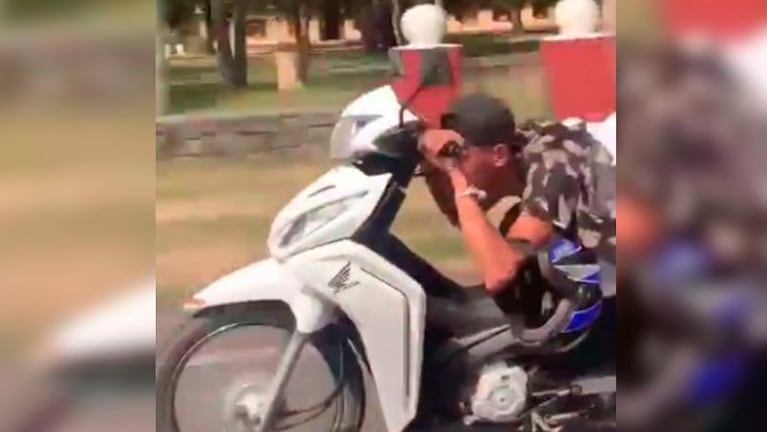El motociclista fue filmado mientras circulaba en el camino a La Calera.