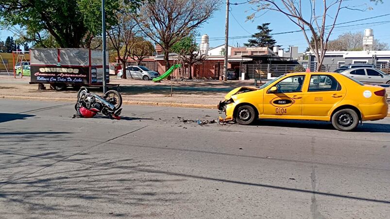 El motociclista fue internado en grave estado.