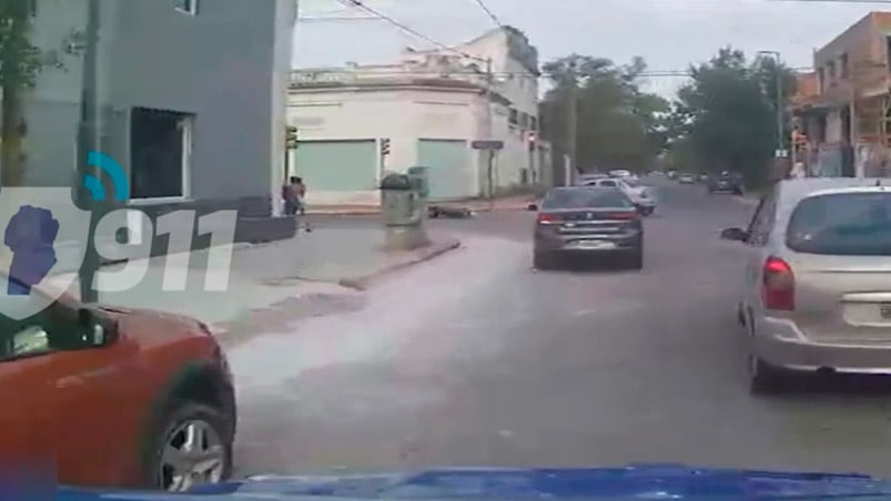 El motociclista murió al chocar contra un auto.