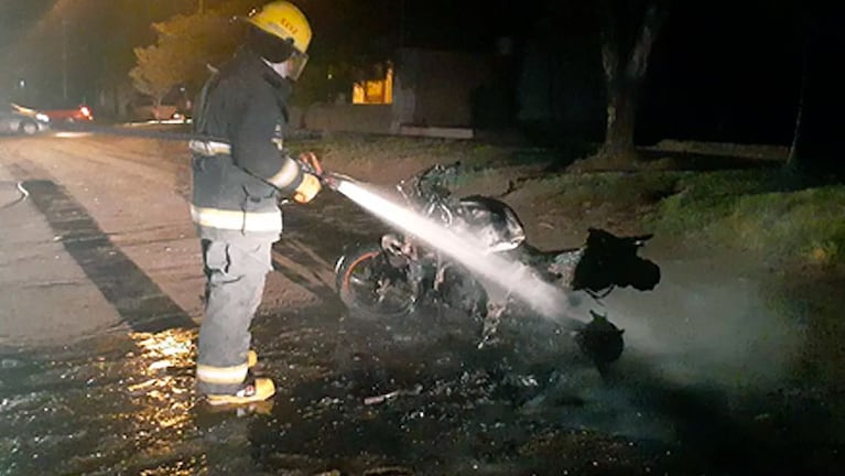 El motociclista prendió fuego su moto mientras los policías le labraban el acta. (Foto: Puntal)