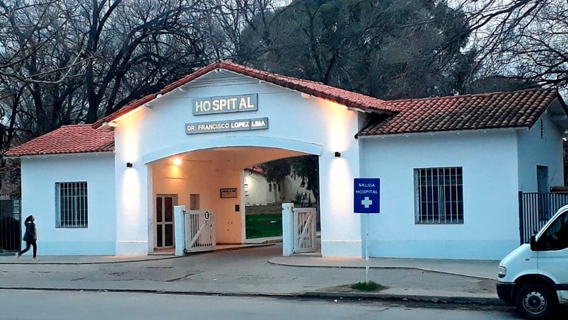 El motociclista quedó internado en un centro de salud local. 