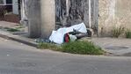 El motociclista subió a la vereda y chocó contra el poste.