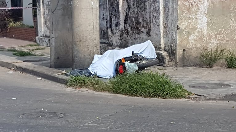 El motociclista subió a la vereda y chocó contra el poste.