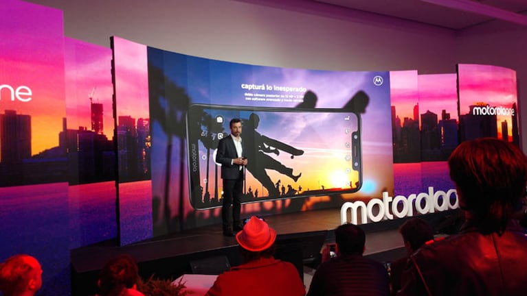 El Motorola One llega con pantalla de 5,9 pulgadas y doble cámara.