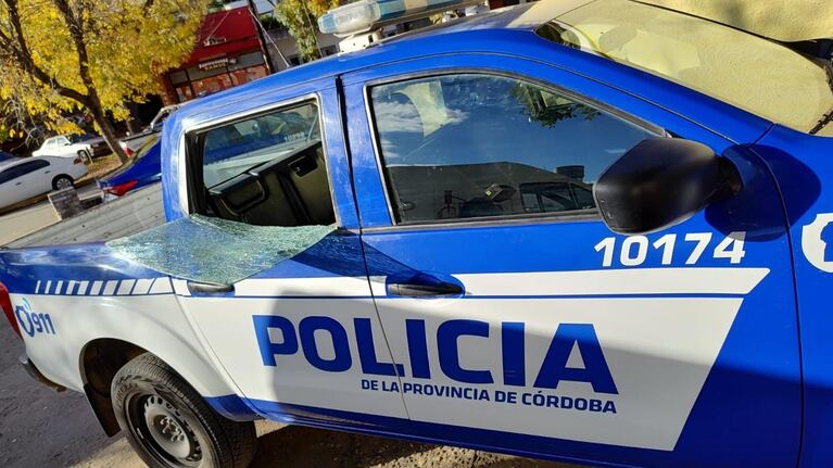 El móvil policial fue dañado por los familiares del detenido.