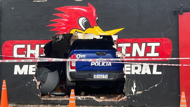 El móvil policial incrustado en un taller mecánico.