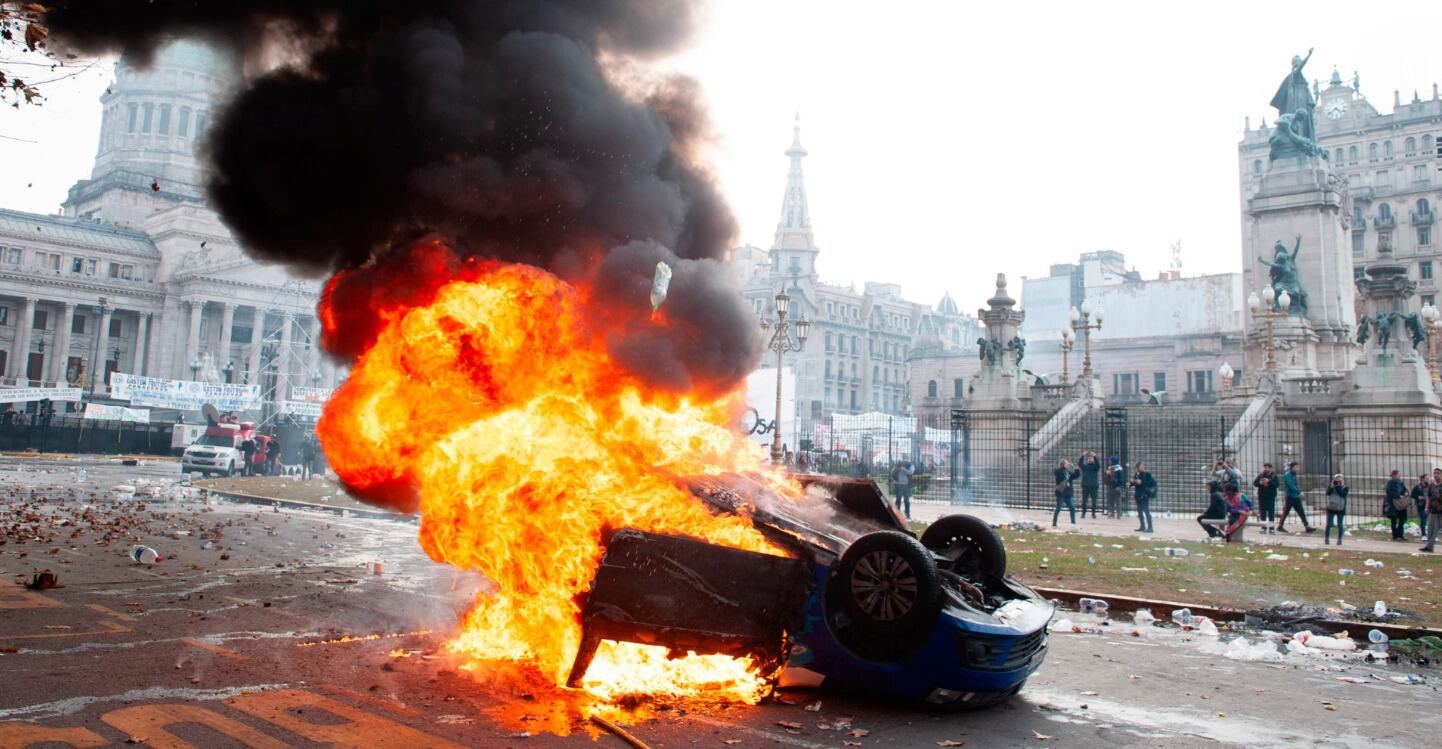 El móvil quemado de Cadena 3 incendiado frente al Congreso.