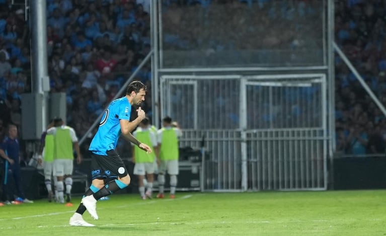 El Mudo Vázquez regresó a Belgrano y fue ovacionado cuando ingresó a los 11 del segundo tiempo.