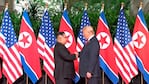 El mundo, expectante: Trump y Kim Jong-un estrecharon las manos.