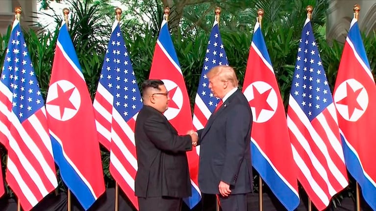 El mundo, expectante: Trump y Kim Jong-un estrecharon las manos.