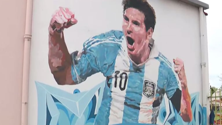 El mural de Lionel Messi en la escuela donde cursó el nivel primario de Rosario.