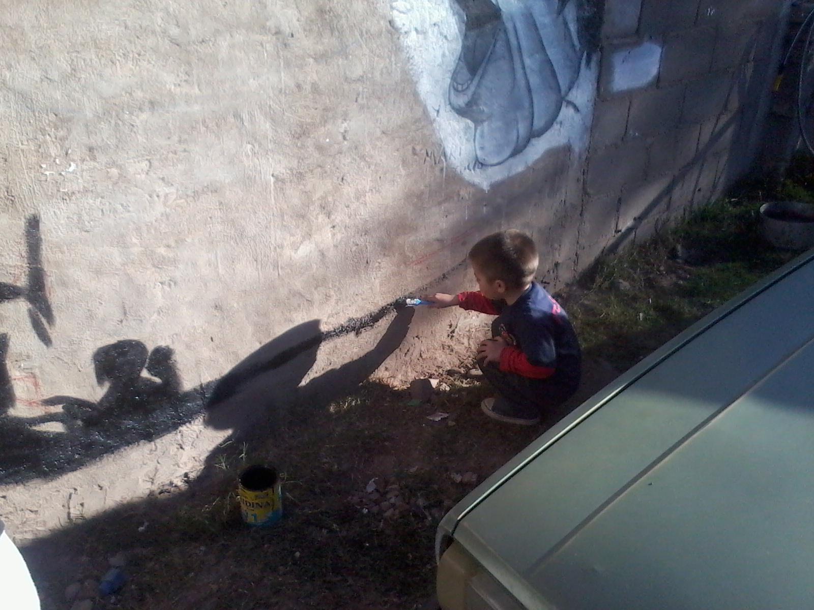 El mural del patio de su casa en proceso.