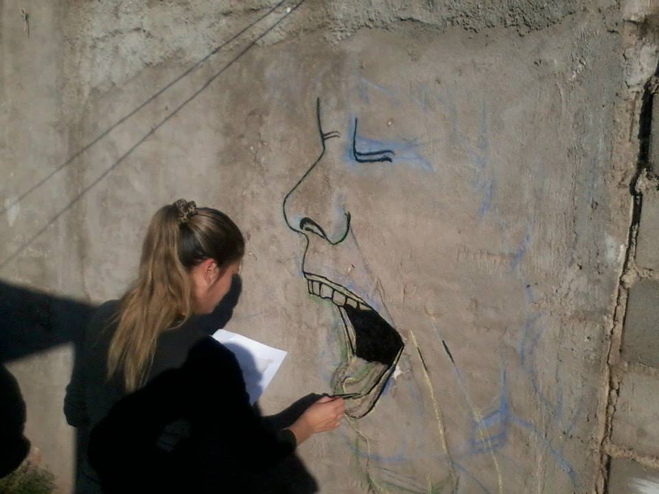 El mural del patio de su casa en proceso.