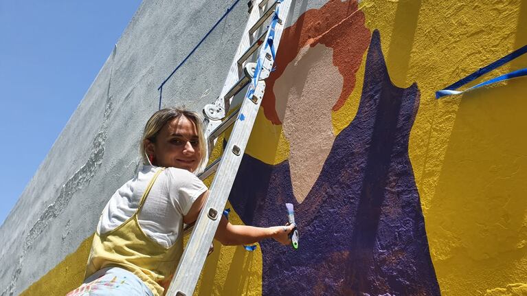 El mural por los tres años de Cuarteteando tiene la firma de los artistas.