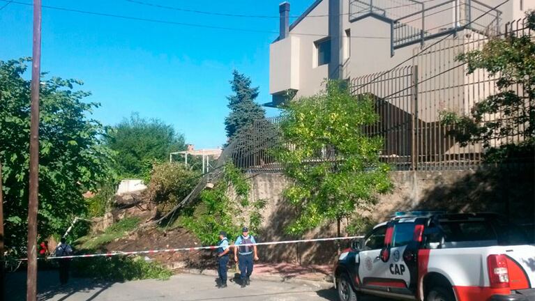 El murallón cedió y la tierra cortó la calle Reynafe. Fotos: Marcos Villagra  
