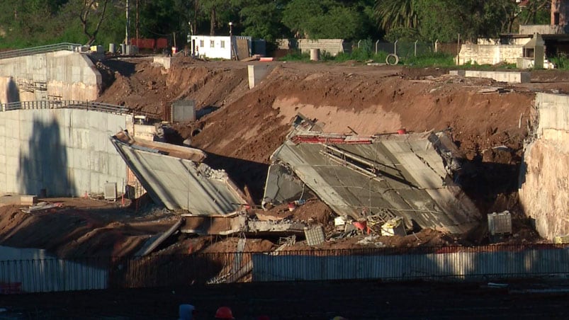 El muro de 15 metros cayó sobre el sector donde trabajaban los obreros.