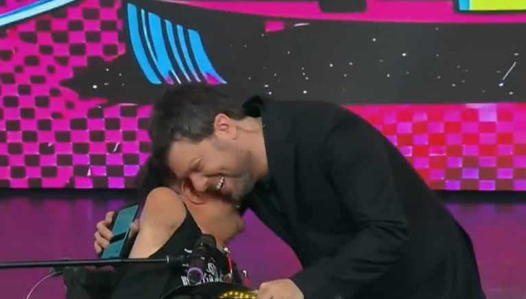 El músico mostró su carisma en Buenas noches familia