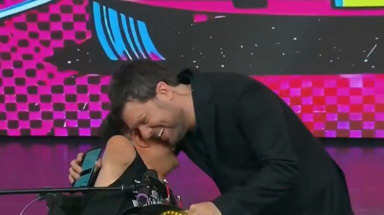 El músico mostró su carisma en Buenas noches familia
