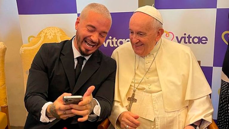 El músico y el sumo pontífice, en un encuentro distendido.