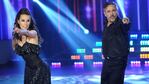 El músico y su pareja de baile se lucieron en la pista.