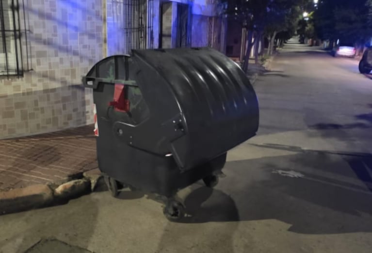 El naranjita ocultó la rueda en un contenedor para robársela.