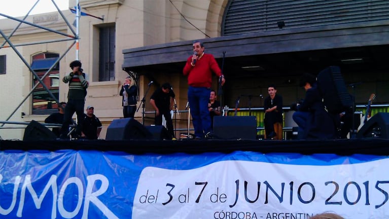 El Negro Álvarez hizo de las suyas en el Mercado de Abasto (Foto: Mauro Terenzio /El Doce)