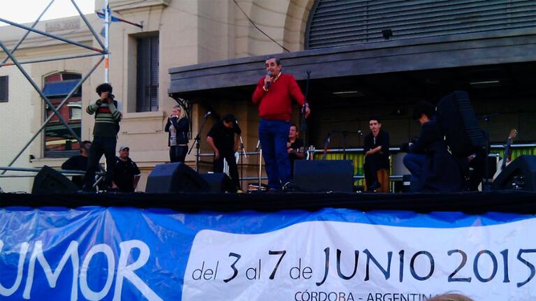 El Negro Álvarez hizo de las suyas en el Mercado de Abasto (Foto: Mauro Terenzio /El Doce)