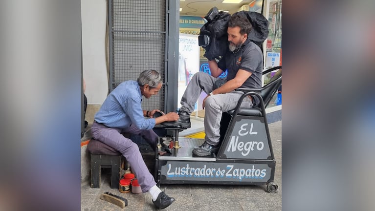 El "Negro" Díaz, lustrabotas desde hace 45 años en el Centro.