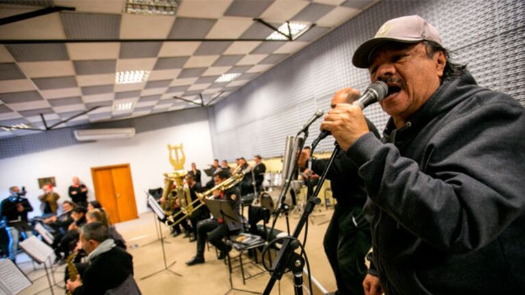 El Negro Videla estará acompañado por la Banda de Música de la Policía de la Provincia de Córdoba.