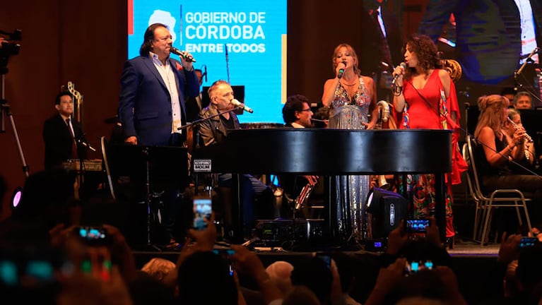 El Negro Videla y Patricia Sosa en pleno show.