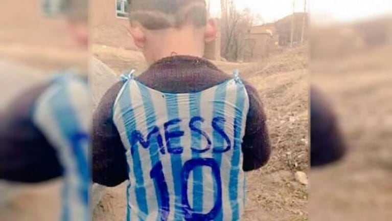 El nene afgano ya tiene la camiseta argentina firmada por Messi