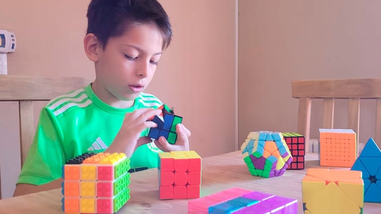 El nene cordobés que arma cubos Rubik en segundos. Foto: Fredy Bustos / El Doce.