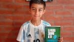 El nene de 11 años tituló su obra La pelota siempre al 10. 