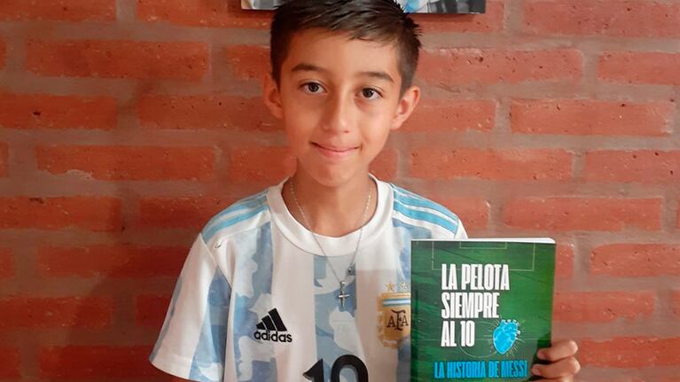 El nene de 11 años tituló su obra La pelota siempre al 10.