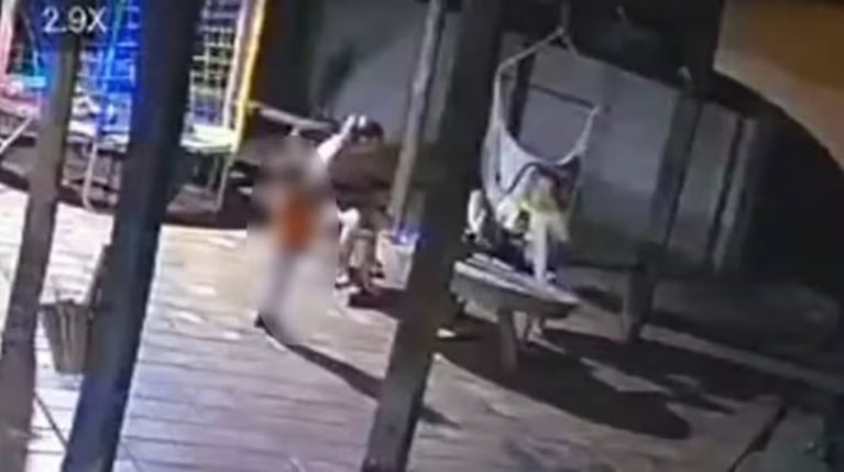 El nene de 2 años mató a la madre con el arma reglamentaria del padre.