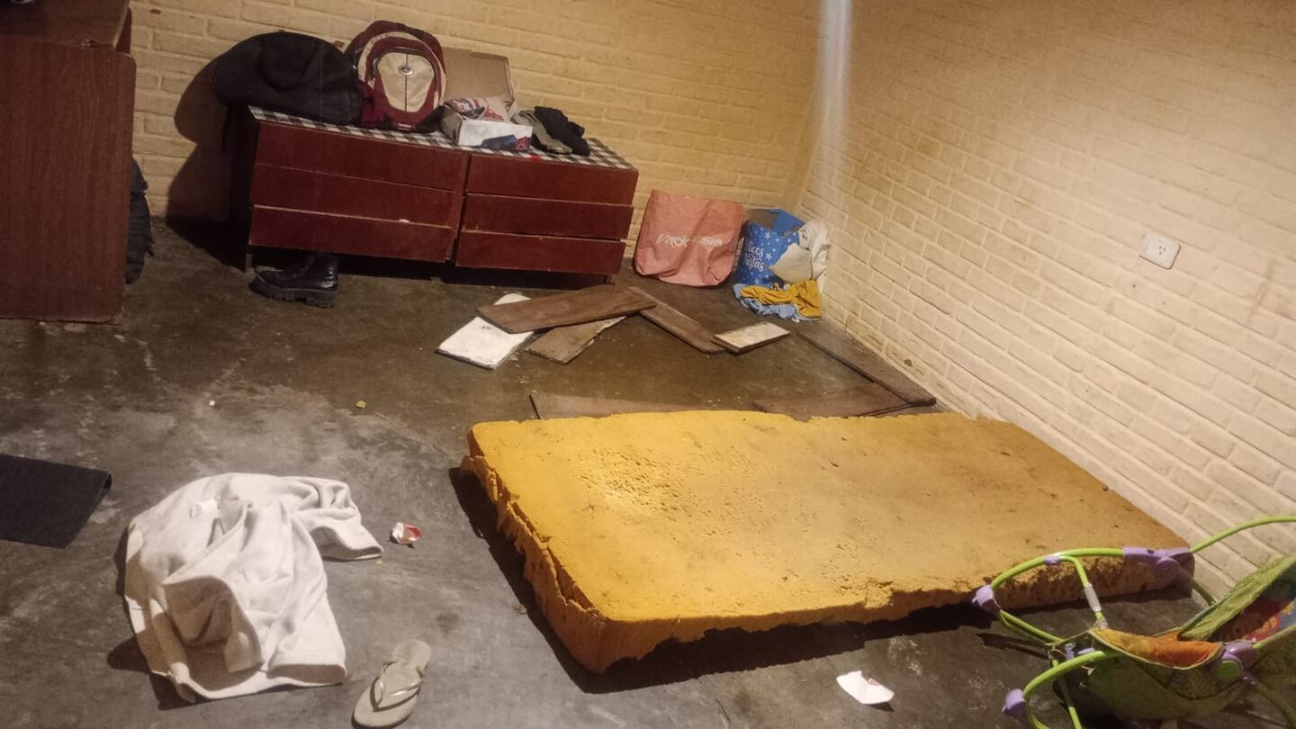 el-nene-de-4-anos-se-encontraba-solo-y-encerrado-en-una-casa-en-una-situacion-poco-favorable-SCCJL3M