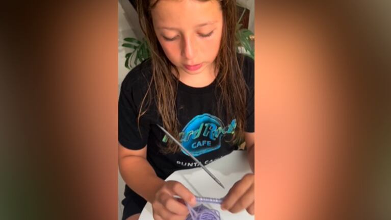 El nene de 9 años es de Buenos Aires y enseña a tejer por videos.