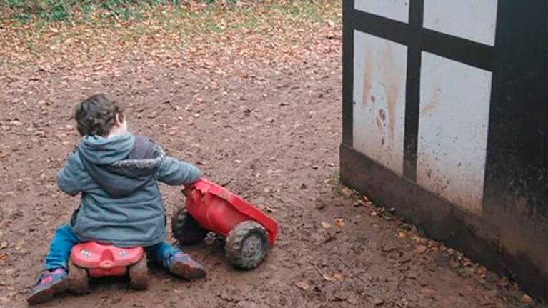 El nene de cuatro años jugaba muy tranquilo con su tractor.