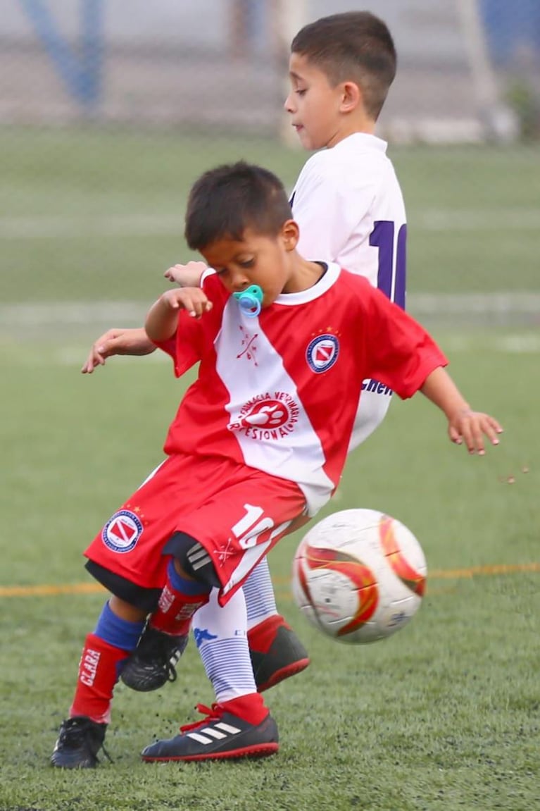 El nene de seis años que se hizo viral por jugar al fútbol con chupete