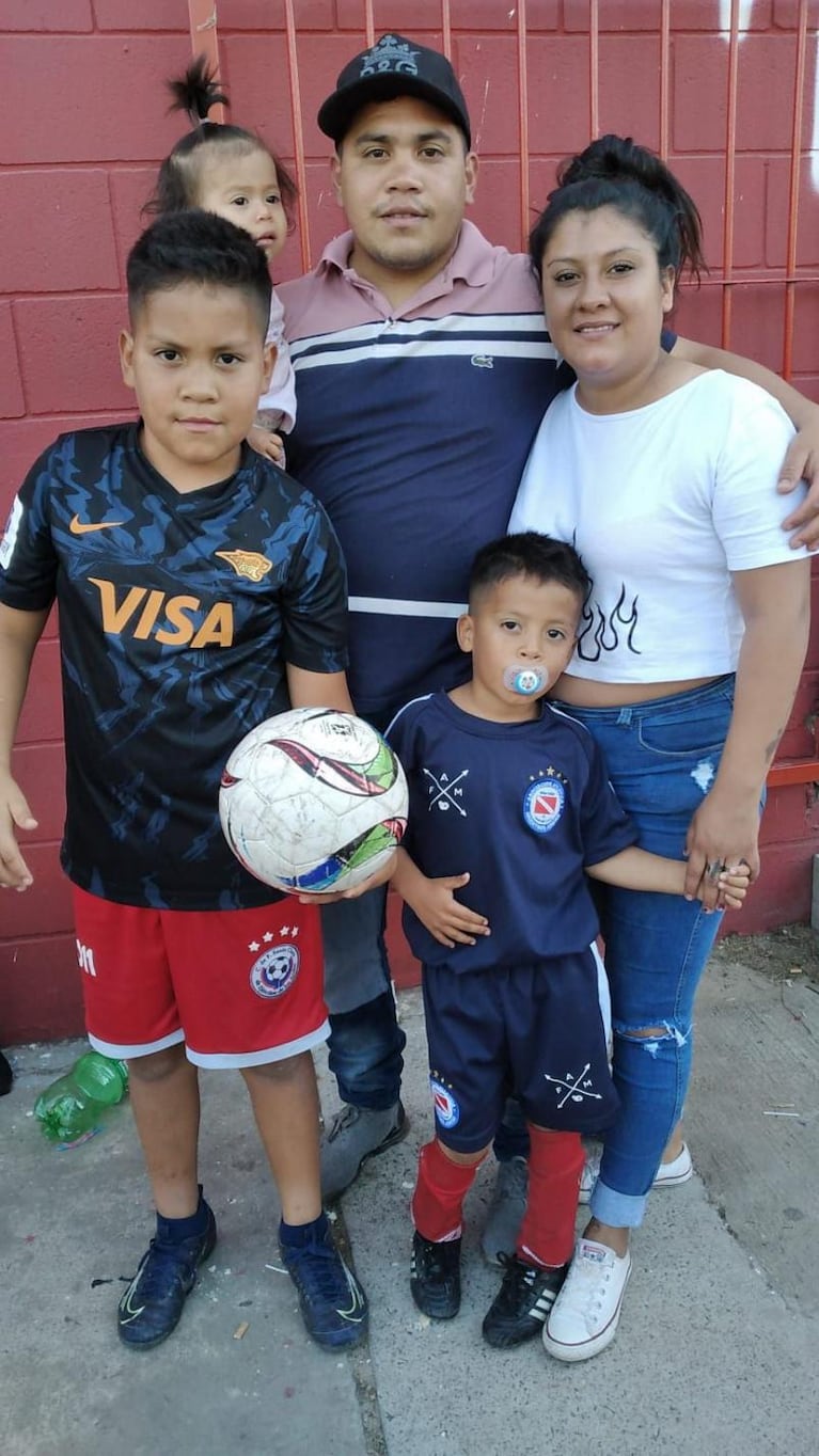 El nene de seis años que se hizo viral por jugar al fútbol con chupete