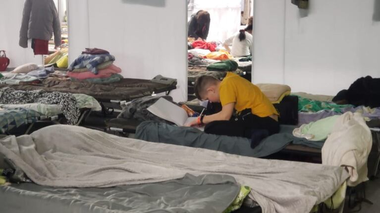 El nene encontró un momento de paz en el centro de refugiados.