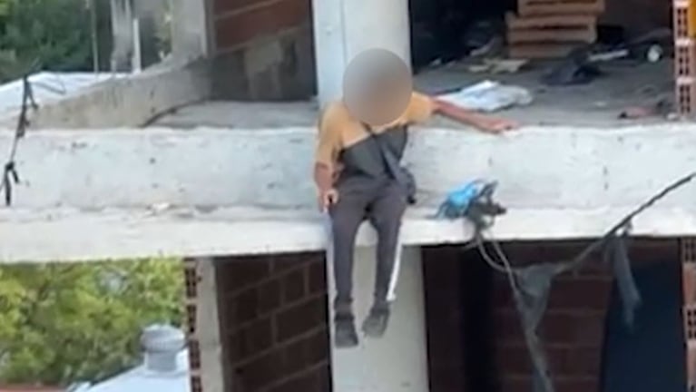 El nene jugando al borde del precipicio de la "mole" del Bv. San Juan.