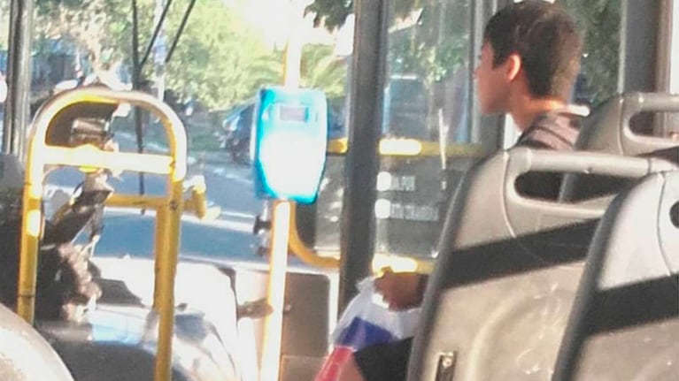 El nene muy feliz con sus zapatillas nuevas.