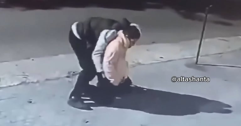 El nene no se resistió y entregó todo lo que tenía.
