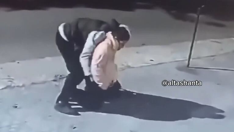El nene no se resistió y entregó todo lo que tenía.