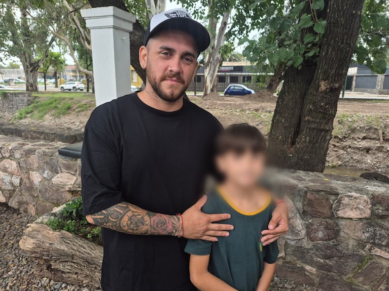 El nene quedó en el utilitario con sus hermanas de 7 años.