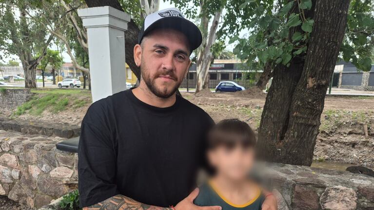 El nene quedó en el utilitario con sus hermanas de 7 años.